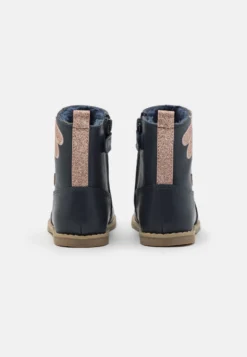 Friboo Stivaletti - Dark Blue 2 Friboo Stivaletti - Dark Blue -Friboo 16a6d9c7cd454f59b3a8882c09b53a51 scaled