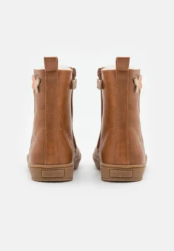 Friboo StivalettiCognac Bambini Stivali F5713I0FL-O11 -Friboo 520a7f48df714947abf651d83b822e1c scaled